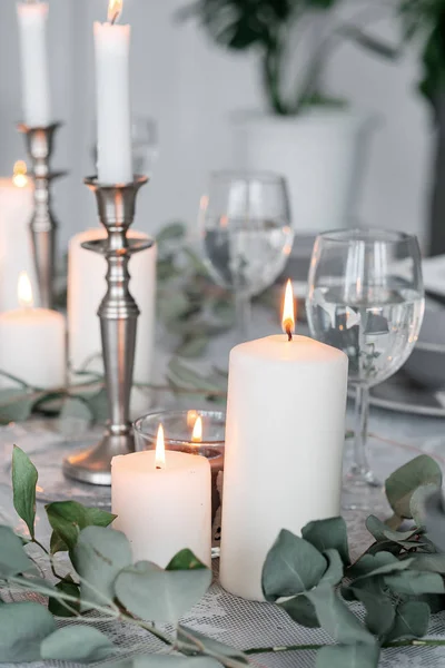 Velas na mesa. Cenário de casamento ou mesa festiva. Praças, copos de vinho, velas e talheres — Fotografia de Stock