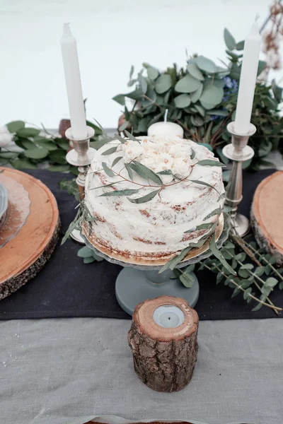 Hermoso pastel de boda en estilo rústico — Foto de Stock