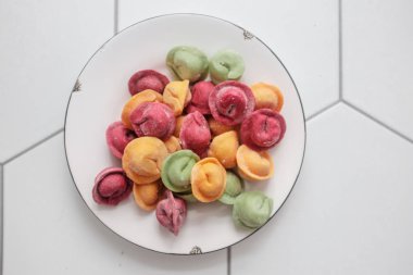 Donmuş çok renkli köfte