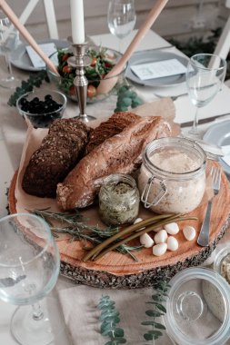 Masanın üzerine dilimlenmiş ekmek ve soslar