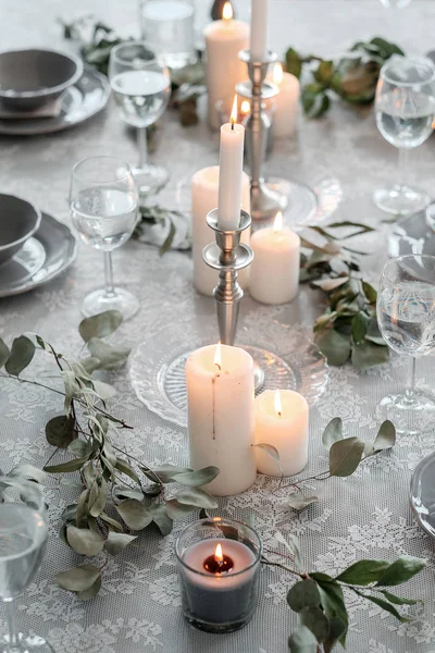 Wedding or festive table setting. Plates, wine glasses, candles and cutlery — Stock Photo, Image