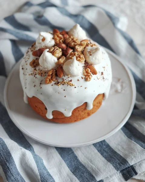 Gâteau de Pâques sur une assiette — Photo