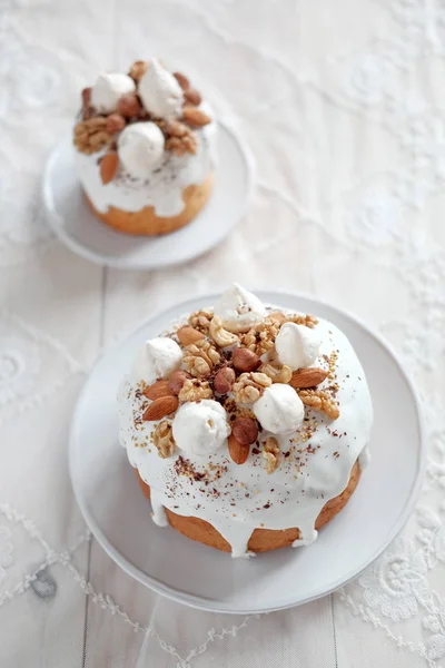 Пасхальный торт с орехами на тарелке — стоковое фото