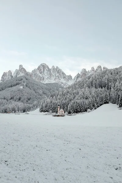 İtalya'nın kuzeyinde kışın bekletin. Dolomites için tur. — Stok fotoğraf