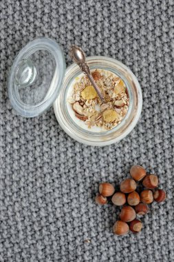 Yoğurtlu müsli bir kavanoz içinde