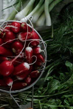 Taze turp ve yeşil masada