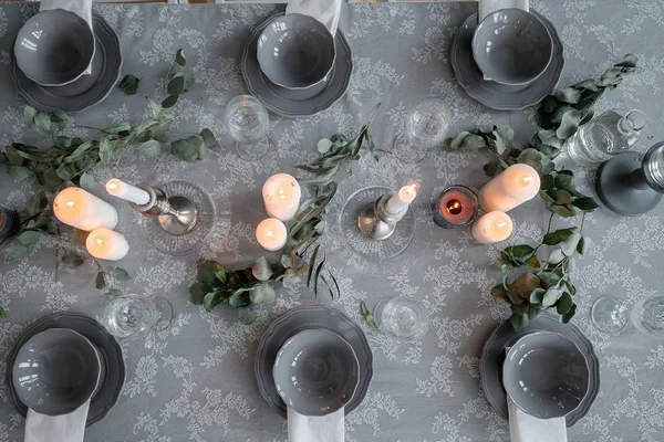 Wedding or festive table setting. Plates, wine glasses, candles and cutlery — Stock Photo, Image