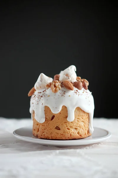 Torta di Pasqua con noci su un piatto — Foto Stock