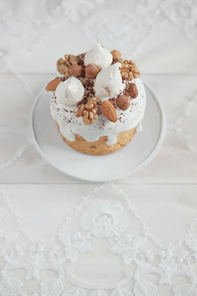 Torta di Pasqua con noci su un piatto — Foto Stock