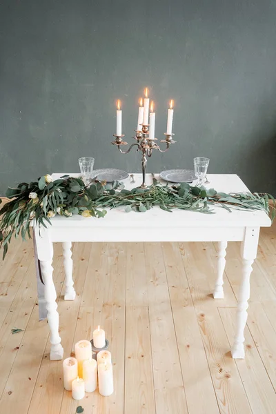 Decoração de uma mesa de casamento em estilo rústico — Fotografia de Stock