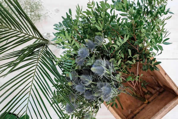 Различные растения для создания букета на столе — стоковое фото