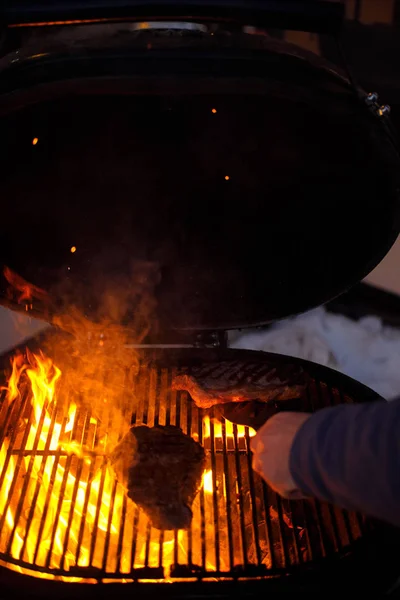 El proceso de hacer filetes a la parrilla en un fuego abierto —  Fotos de Stock