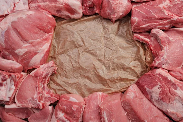 Různé syrové maso na pozadí papíru. Maketa — Stock fotografie