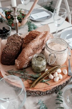 Masanın üzerine dilimlenmiş ekmek ve soslar