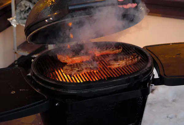 Deliziosa bistecca di manzo fritta su un fuoco aperto — Foto Stock