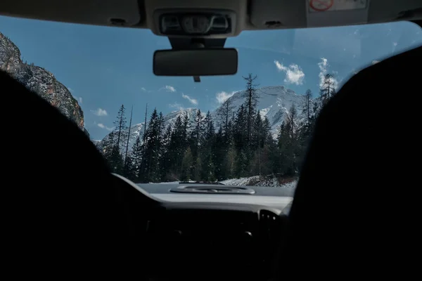Ταξίδι με το αυτοκίνητο. Δρόμο για τα βουνά. τοπίο να φωτογραφηθεί από εσωτερικό αυτοκινήτου — Φωτογραφία Αρχείου
