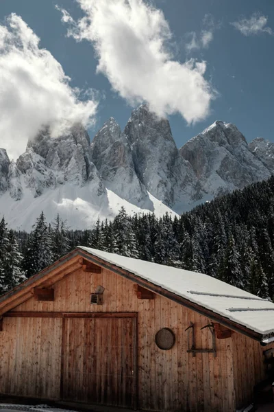 Casa en los Dolomitas. Vacaciones en la estación de esquí del norte de Italia. Tour a los Dolomitas . — Foto de Stock