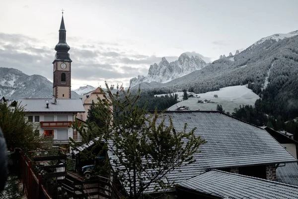 İtalya'nın kuzeyinde kışın bekletin. Dolomites için tur. — Stok fotoğraf