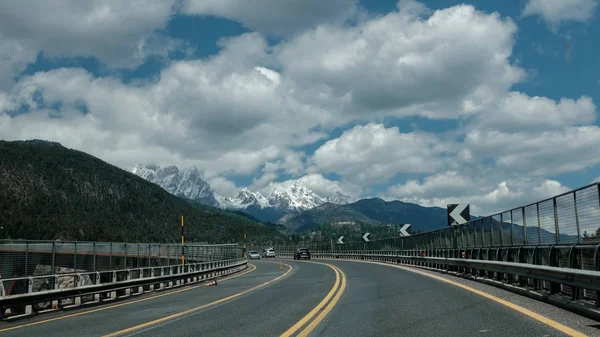 Viajar de carro. Estrada para as montanhas. paisagem fotografada de dentro do carro — Fotografia de Stock