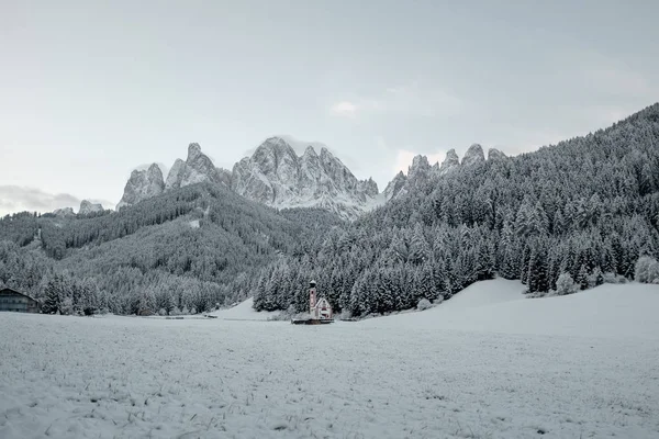 İtalya'nın kuzeyinde kışın bekletin. Dolomites için tur. — Stok fotoğraf