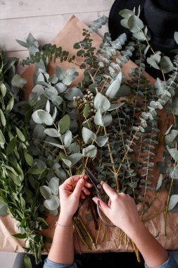 Çiçekçi bir buket yapar. İş süreci. Yukarıdan görüntülemek