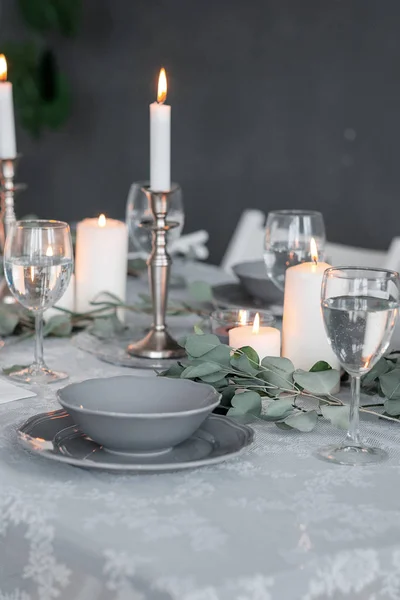 Wedding or festive table setting. Plates, wine glasses, candles and cutlery — Stock Photo, Image