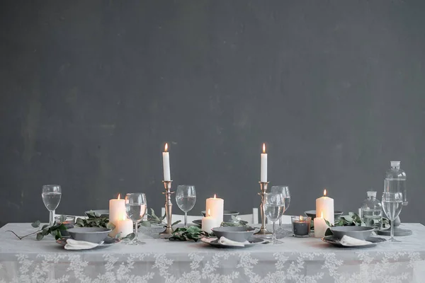 Nakrycie stołu. Świece, talerze i szklanki — Zdjęcie stockowe