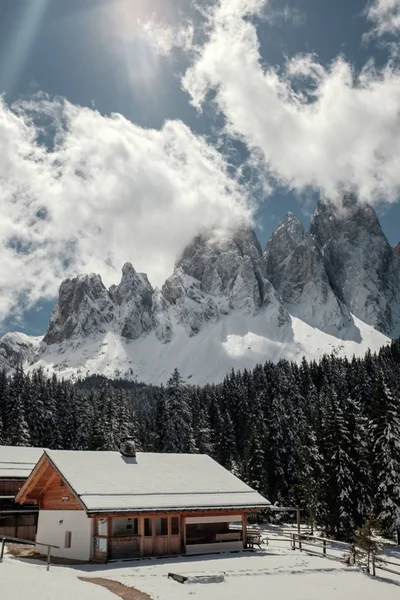 डोलोमाइट्समध्ये घर. उत्तर इटलीच्या स्की रिसॉर्टमध्ये सुट्टी. डोलोमाइट्सचा दौरा . — स्टॉक फोटो, इमेज