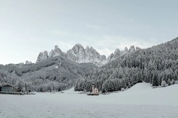 Beristirahatlah di utara Italia pada musim dingin. Tur ke Dolomites . — Stok Foto