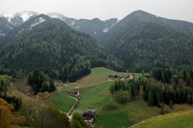 Kuzey İtalya'nın güzel sisli manzaralar. İtalya gezisi