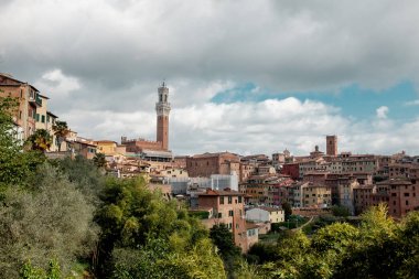 İtalya yolculuk. Gökyüzü bulutlu Siena üzerinde