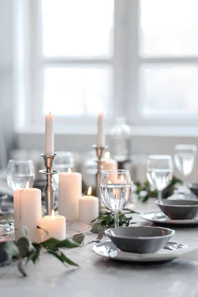 Wedding or festive table setting. Plates, wine glasses, candles and cutlery — Stock Photo, Image