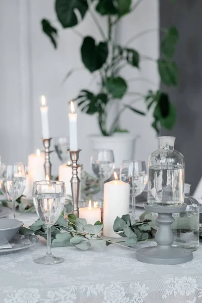 Wedding or festive table setting. Plates, wine glasses, candles and cutlery — Stock Photo, Image