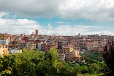İtalya yolculuk. Gökyüzü bulutlu Siena üzerinde
