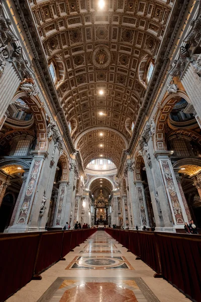 Architektura Rzymu. Wewnętrznej stronie kopułę kościoła Saint Peter's basilica, Watykan, Włochy. — Zdjęcie stockowe