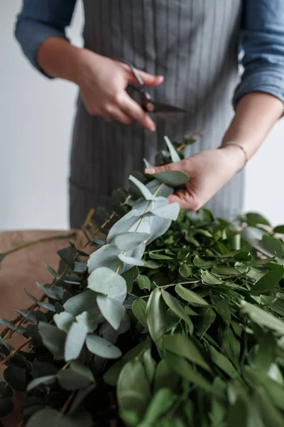 Floristería hace un ramo. Proceso de trabajo — Foto de Stock