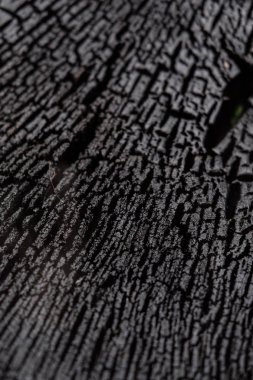 siyah ahşap tahta masa yüzeyi yanmış. yanık ahşap doku