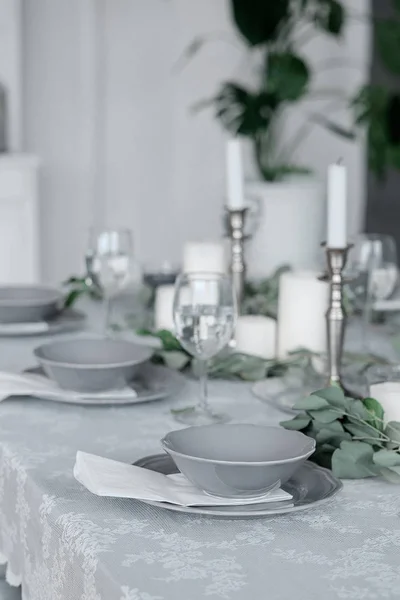 Весільна або святкова обстановка столу. Тарілки, келихи для вина, свічки та столові прибори — стокове фото