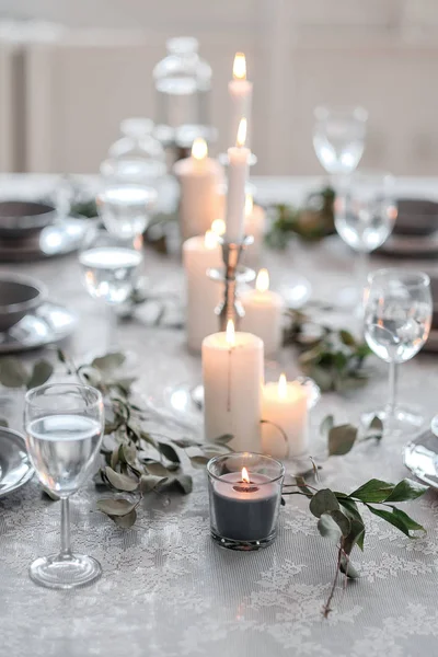 Γάμος ή εορταστική ρύθμιση τραπεζιού. Πιάτα, ποτήρια κρασιού, κεριά και μαχαιροπίρουνα — Φωτογραφία Αρχείου