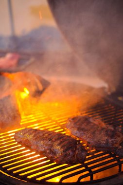 Alev arka plan ile lezzetli ızgara sığır eti biftek