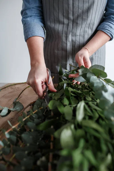 Floristería hace un ramo. Proceso de trabajo — Foto de Stock