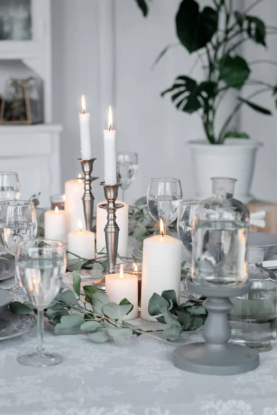 Wedding or festive table setting. Plates, wine glasses, candles and cutlery — Stock Photo, Image