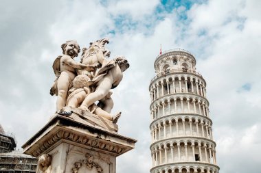 İtalya'da seyahat. Pisa mimarisi. Pisa Kulesi gökyüzü arka plan üzerinde