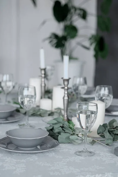 Wedding or festive table setting. Plates, wine glasses, candles and cutlery — Stock Photo, Image