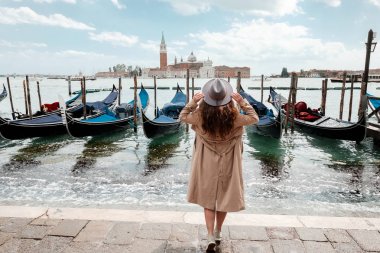 Kadın su Venedik arka plan üzerinde