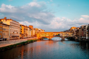 Günbatımı Ponte Vecchio Köprüsü'nden