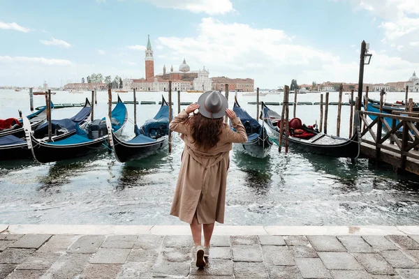 Mujer sobre un fondo de agua en Venecia —  Fotos de Stock