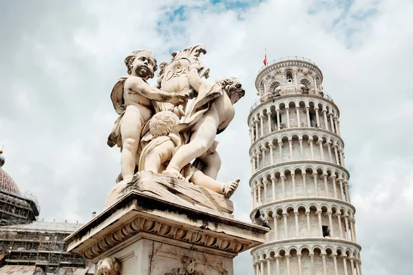 Viaje pela Itália. Arquitetura de Pisa. Torre inclinada de Pisa em um fundo do céu — Fotografia de Stock