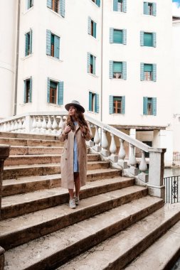 Kız şapka ve Venedik elbise