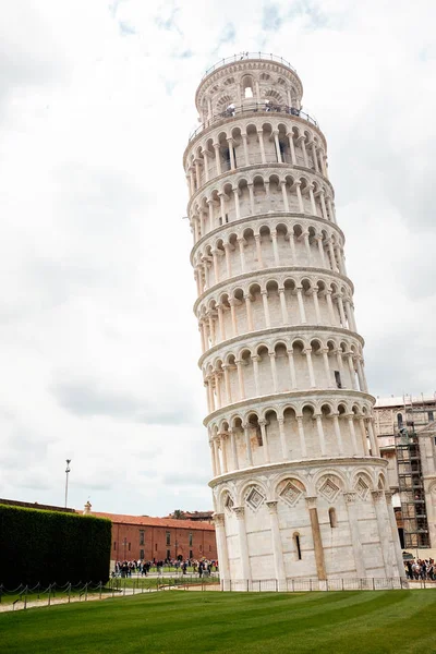 Podróż we Włoszech. Architektura miasta Piza. Krzywa Wieża w Pizie, na tle nieba — Zdjęcie stockowe